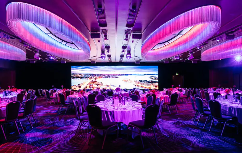 LEDスクリーンと照明演出が彩る会場